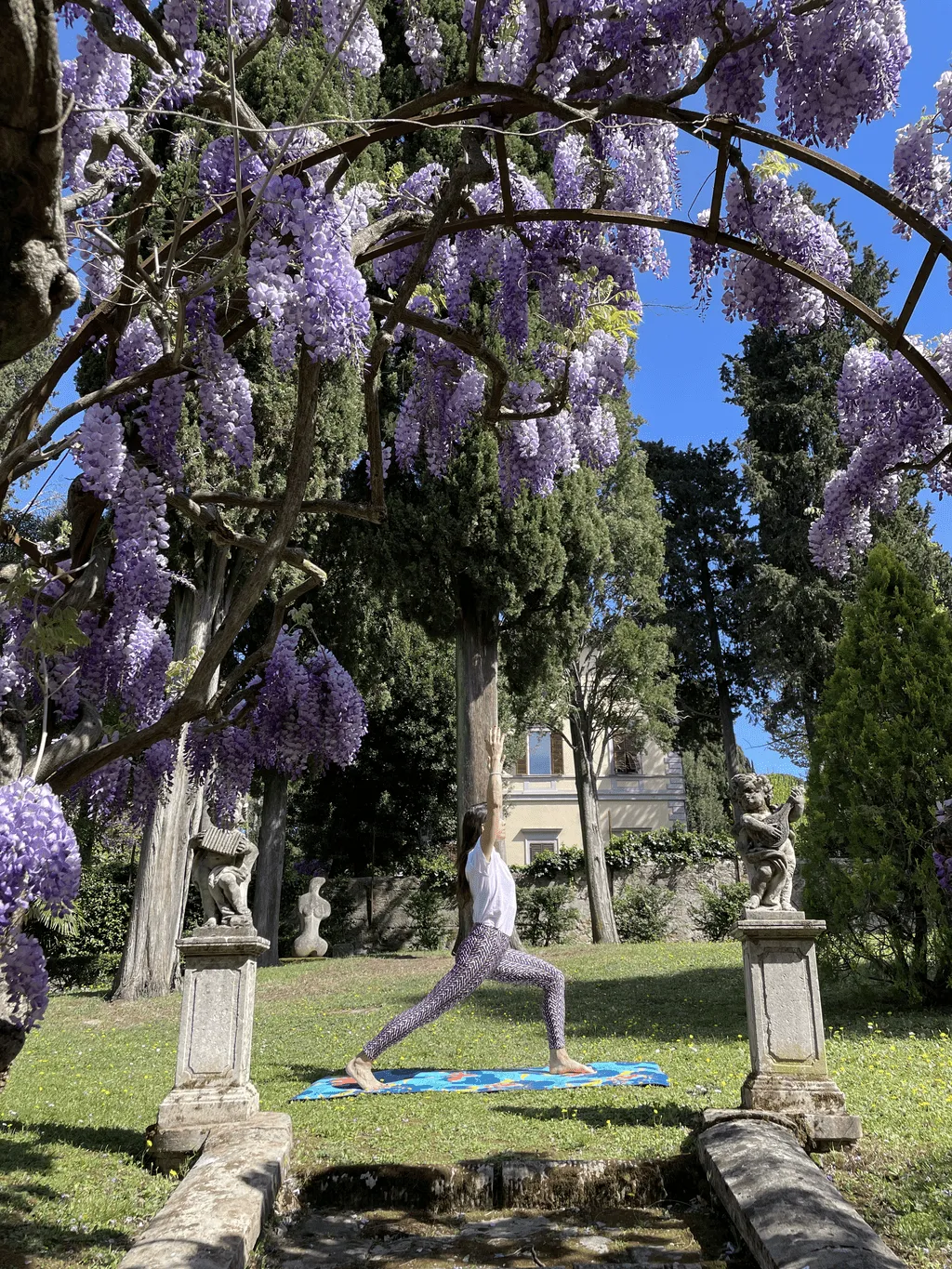 Yoga sotto il glicine nel giardino dello studio a Porta Romana