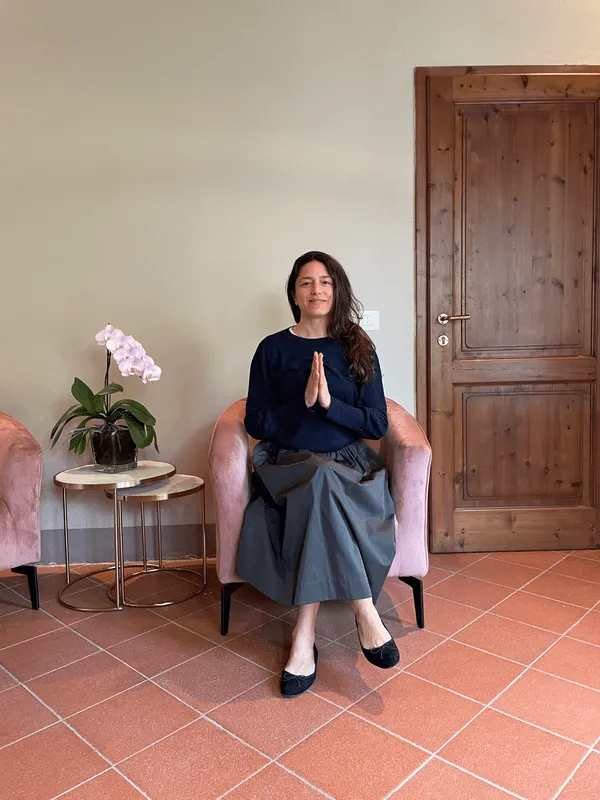 Gaia Calamai in meditazione seduta nello studio di Firenze