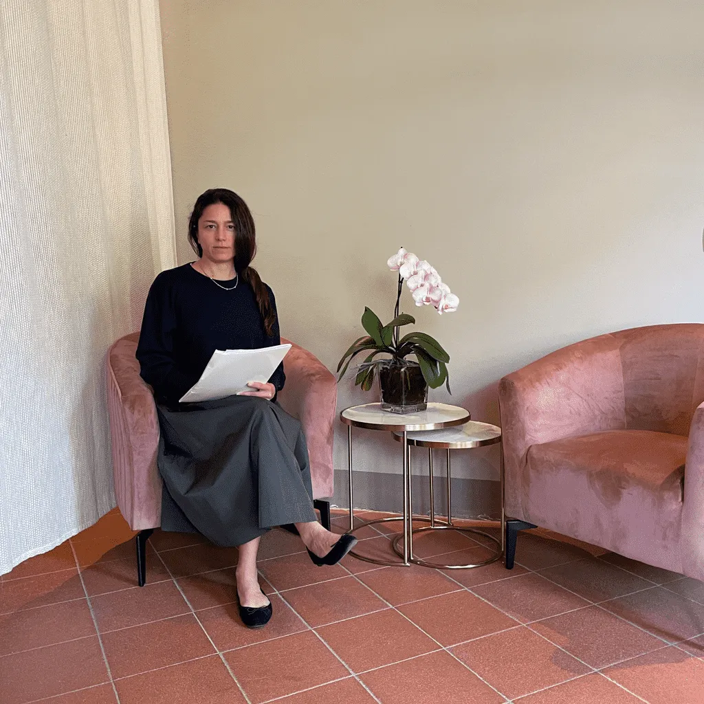 Poltrone rosa e orchidee nello studio di Gaia Calamai