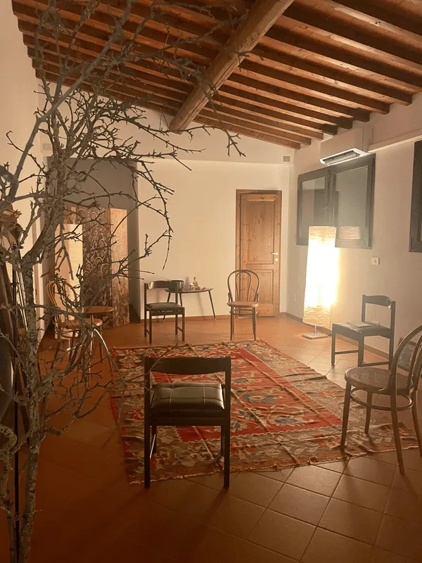 La sala dello studio Holistic Gaia con il soffitto a travi