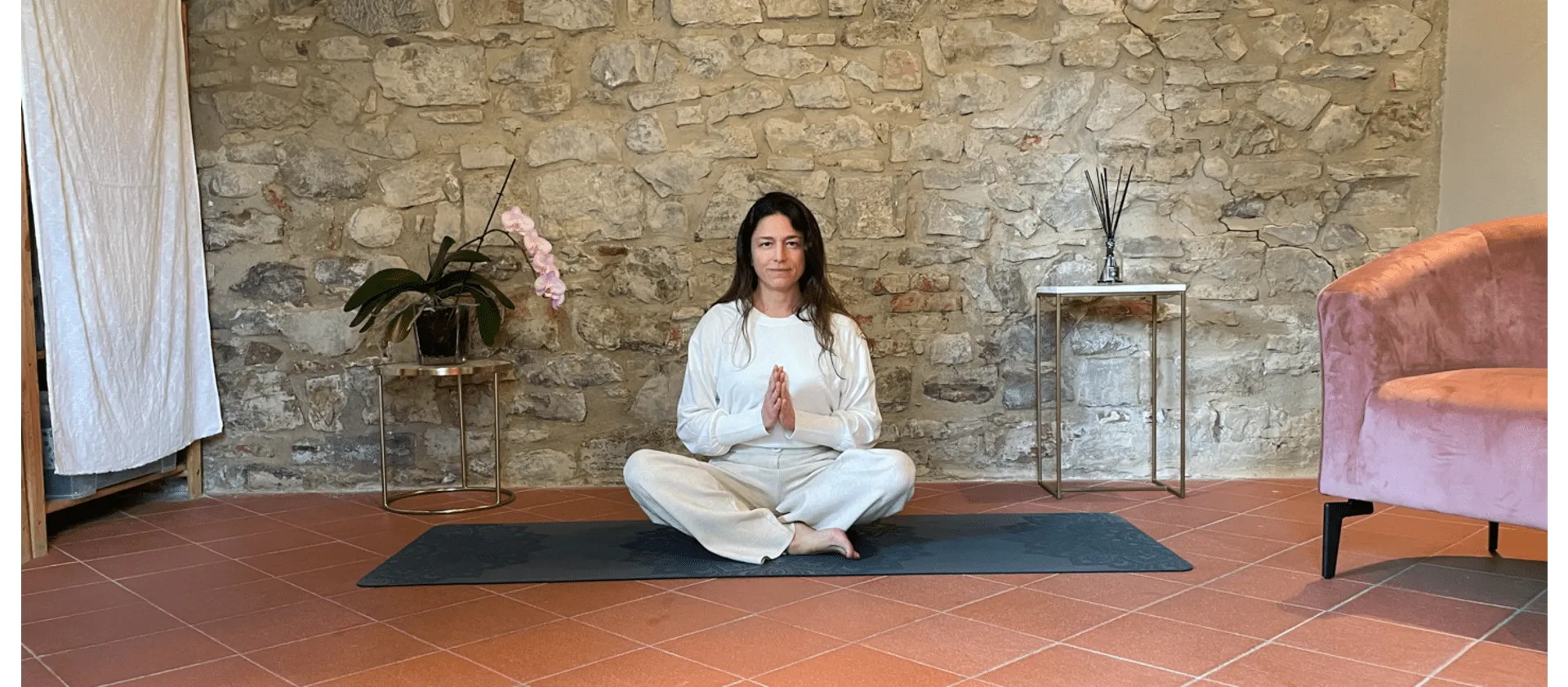 Gaia Calamai in meditazione nel suo studio di Firenze
