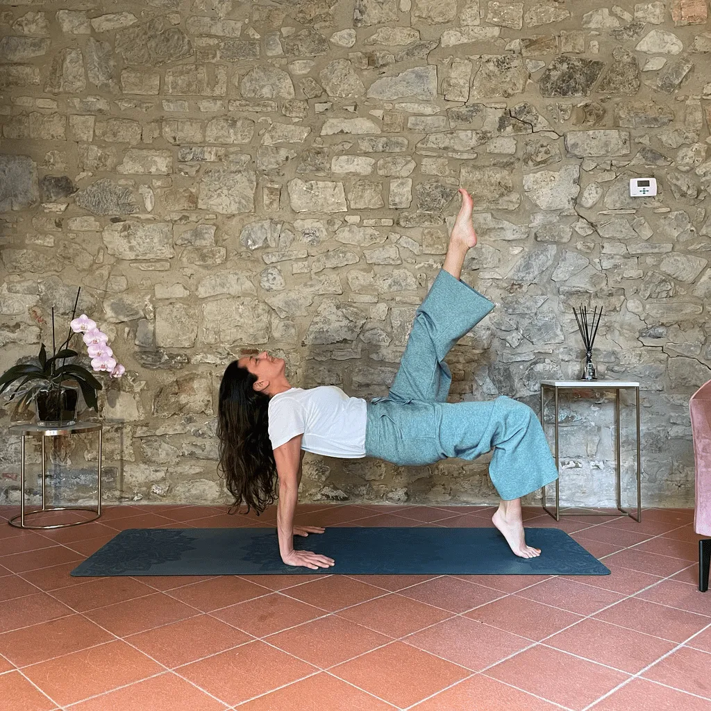 Gaia Calamai durante una lezione di Yoga Pilates nel suo studio di Firenze
